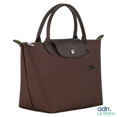 un sac Longchamp marron avec une poignée verte