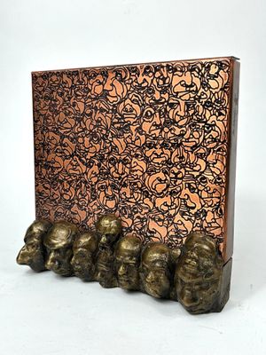 une sculpture en bronze représentant un groupe de personnes assises sur un banc