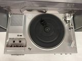 une platine vinyle posée sur un plateau tournant