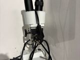 a microscope that is sitting on top of a table