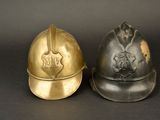 deux casques posés l'un à côté de l'autre sur une surface noire