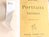 un livre jaune posé sur une table blanche