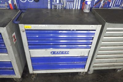 Deux caisses à outils bleues sont empilées l'une sur l'autre dans un garage.