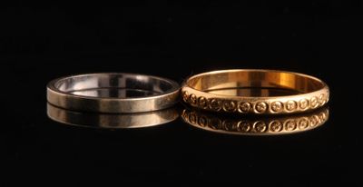 deux bagues en or et en argent sur un fond noir