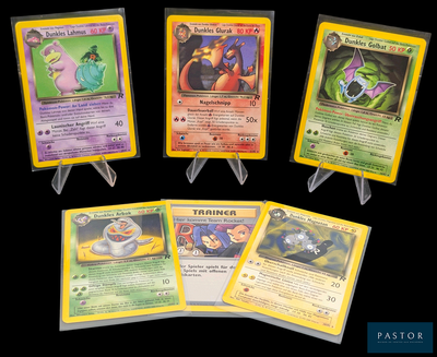 Quatre cartes Pokémon différentes sont représentées sur un fond noir