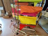 un présentoir sur lequel sont disposés de nombreux sacs de différentes couleurs