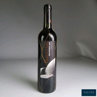 une bouteille de vin posée sur une table