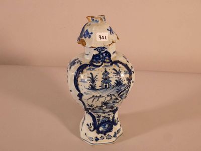 Delft, XIXème siècle. Pot couvert en faïence à décor japonis…