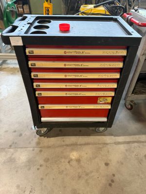 une armoire à outils noire et rouge à six tiroirs
