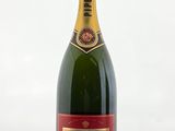 gros plan d'une bouteille de champagne sur une table