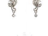 une image d'une paire de boucles d'oreilles en diamant sur fond blanc