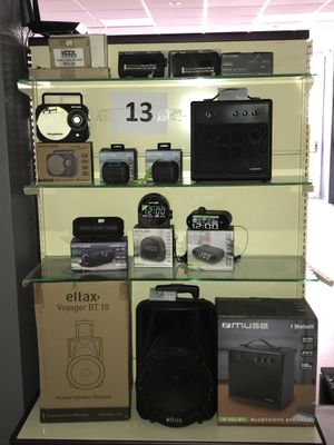 une vitrine présentant divers appareils électroniques dans un magasin