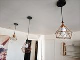 trois lampes suspendues au plafond dans une pièce