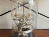 un dôme de verre avec une horloge à l'intérieur sur une table