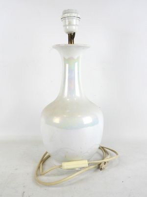 une image représentant une lampe en verre blanc munie d'un cordon