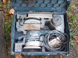 une boîte à outils contenant des outils, posée sur le sol