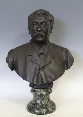 buste en bronze représentant un homme en costume-cravate, posé sur un socle en marbre