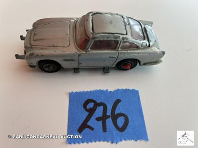 une petite voiture sur laquelle figure un numéro, à côté d'un bout de papier
