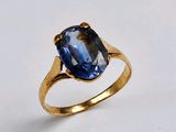 une bague en or sertie d'un saphir bleu au centre
