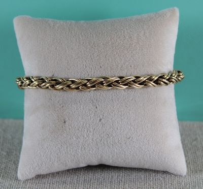 un bracelet plaqué or orné d'un motif tressé