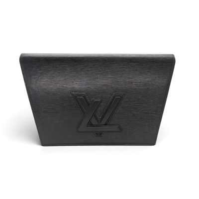 un portefeuille Louis Vu noir orné d'un logo monogramme sur le devant