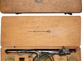 une boîte en bois avec une horloge à l'intérieur