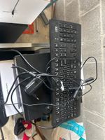 Un poste informatique comprenant un écran d’ordinateur ESSEN… (photo 4)