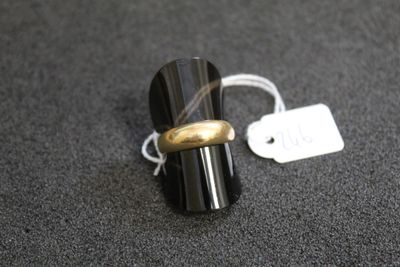 une bague avec un anneau en or et une étiquette de prix dessus
