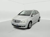 La Mercedes Classe B est garée dans une pièce blanche