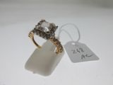 une photo d'une bague en diamant à laquelle est accrochée une étiquette de prix