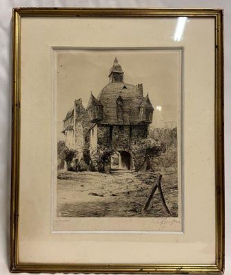 une vieille photo d'une maison avec un portail et une clôture devant