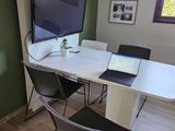 un bureau sur lequel se trouvent un ordinateur portable et un moniteur