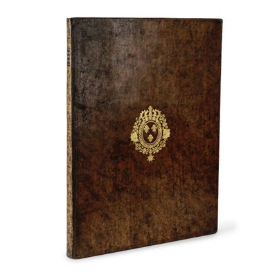 un vieux livre avec un emblème en or sur la couverture
