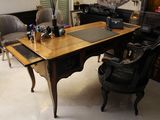 un bureau avec une chaise et une lampe dans une pièce