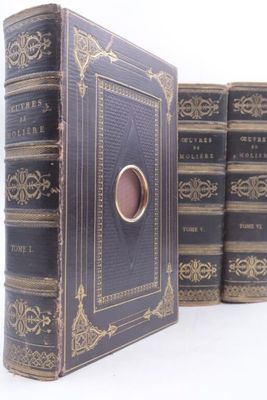 Plusieurs livres sont alignés les uns à côté des autres, avec un anneau sur la couverture.