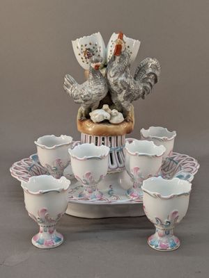 a table with a bunch of cups and saucers on it