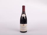gros plan d'une bouteille de vin sur une surface blanche