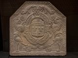 une image représentant une plaque en pierre sur laquelle figure un visage