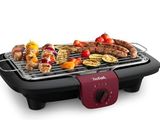 une photo d'un barbecue sur lequel sont disposés différents types d'aliments