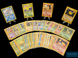 beaucoup de cartes pokemon sur la table
