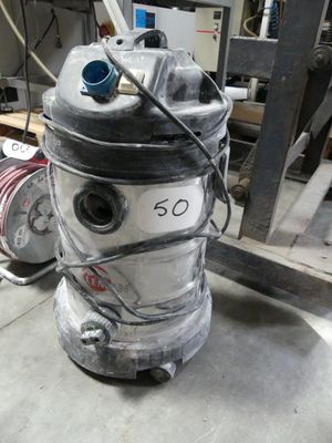 un aspirateur posé sur le sol d'une pièce