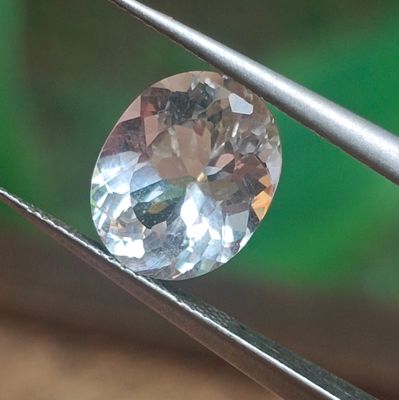 un diamant maintenu par une paire de pinces