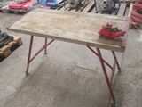une photo d'une table sur laquelle sont posés des outils, dans un garage