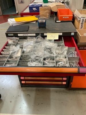 une table sur laquelle se trouvent de nombreux objets différents