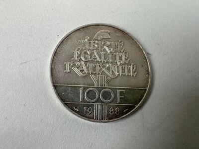 une image représentant une pièce d'argent sur laquelle figure un château