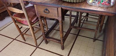 une table en bois sur laquelle est posé un bol de fruits