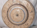 une horloge posée sur un drap blanc