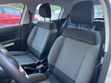 deux sièges à l'arrière d'une voiture équipée d'un volant