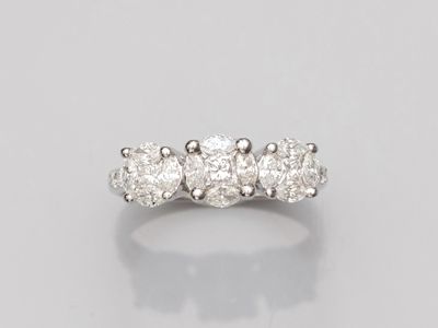 une bague en diamant de trois stones
