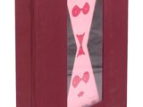 boîte en carton violette sur laquelle figure l'image d'un sablier rose